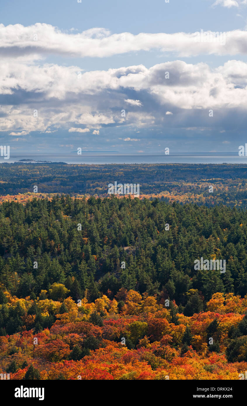 Le perturbazioni atmosferiche su Georgian Bay come si vede dal 'crack' viewpoint a Killarney Provincial Park, Ontario, Canada. Foto Stock