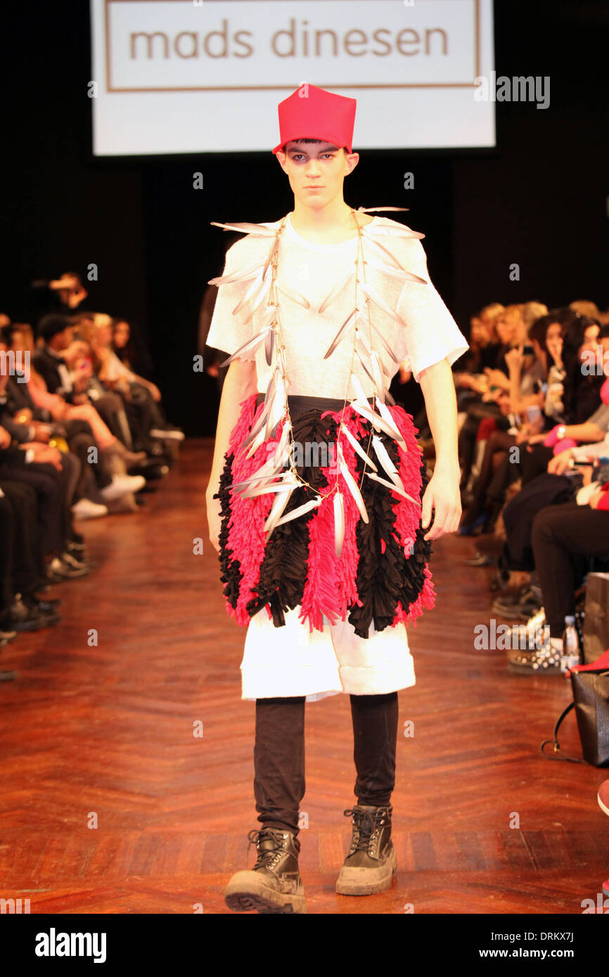 Copenaghen, Danimarca. 28 gen 2014. Un modello presenta una creazione del designer danese Mads Dinesen durante l' Anno Nuovo Cinese' fashion show di Copenhagen, Danimarca, Gennaio 28, 2014. Credito: Wu Bo/Xinhua/Alamy Live News Foto Stock