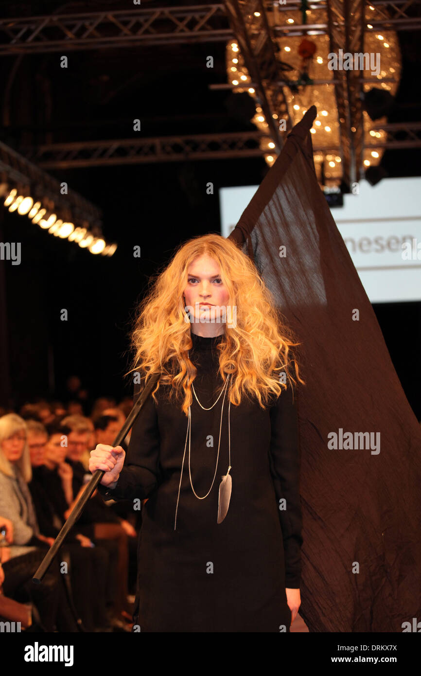 Copenaghen, Danimarca. 28 gen 2014. Un modello presenta una creazione del designer danese Mads Dinesen durante l' Anno Nuovo Cinese' fashion show di Copenhagen, Danimarca, Gennaio 28, 2014. Credito: Wu Bo/Xinhua/Alamy Live News Foto Stock