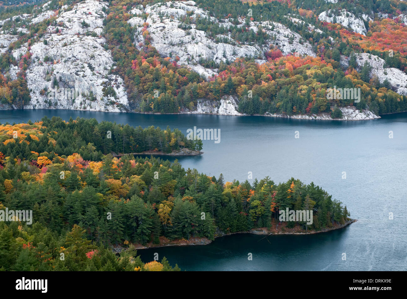 Il fogliame di autunno e di Killarney Lake da 'crack' Killarney Provincial Park, Ontario, Canada. Foto Stock