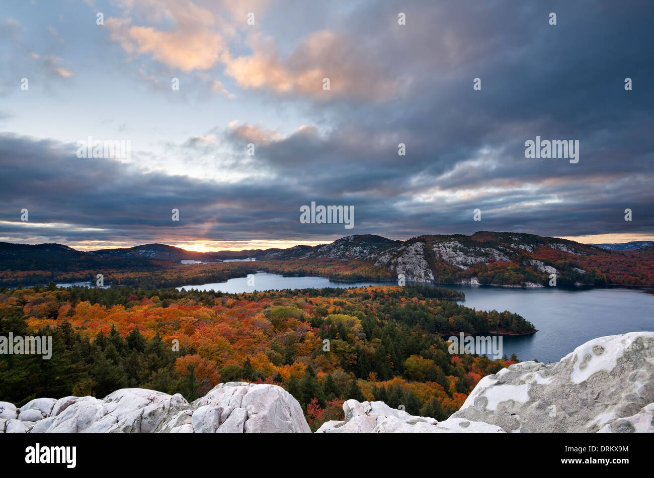 Ottima vista del fogliame di autunno da 'crack' Killarney Provincial Park, Ontario, Canada. Foto Stock
