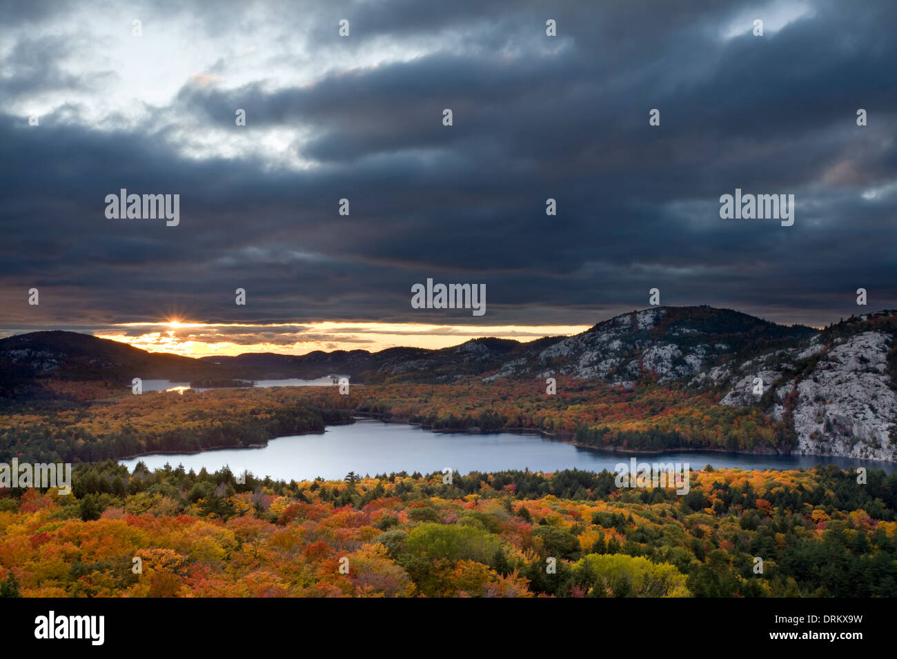 Vista di fogliame di autunno e di Killarney Lake da 'crack' Killarney Provincial Park, Ontario, Canada. Foto Stock