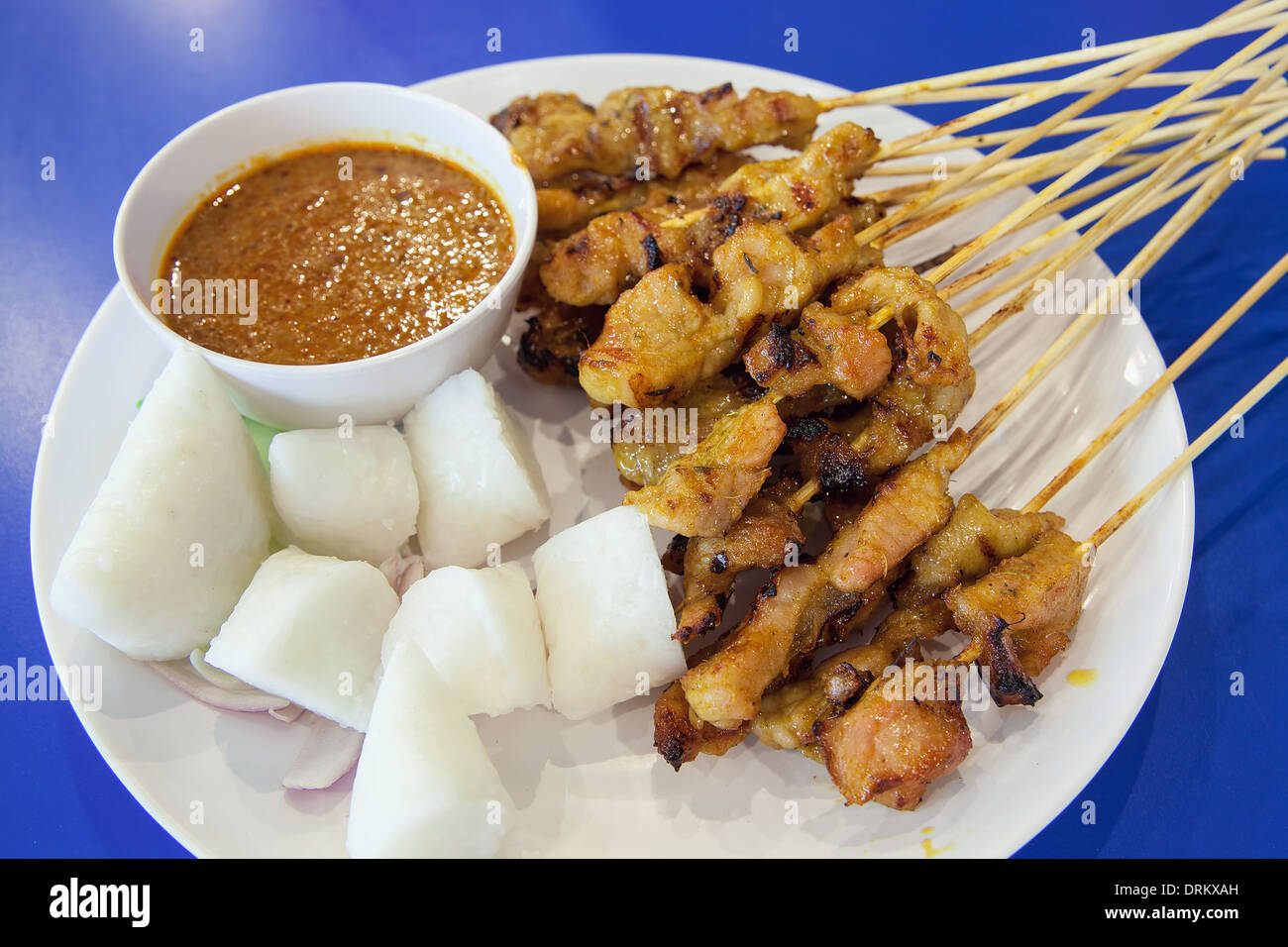 La carne di maiale satay con salsa di Penut Torta di Riso Ketupat cipolle e cetrioli Closeup Foto Stock