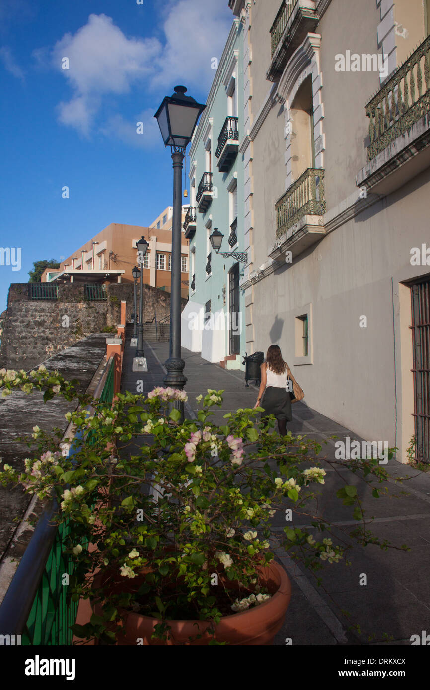 Case in cima alle mura della citta' vecchia, con vista su San Juan Bay, nella vecchia San Juan, Puerto Rico Foto Stock