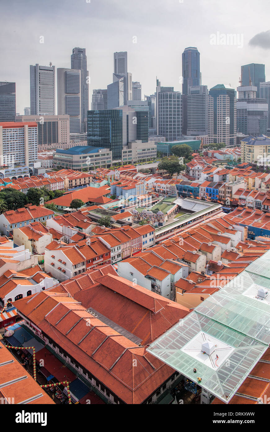 Singapore Chinatown con moderna sullo sfondo dello Skyline di Vista aerea Foto Stock