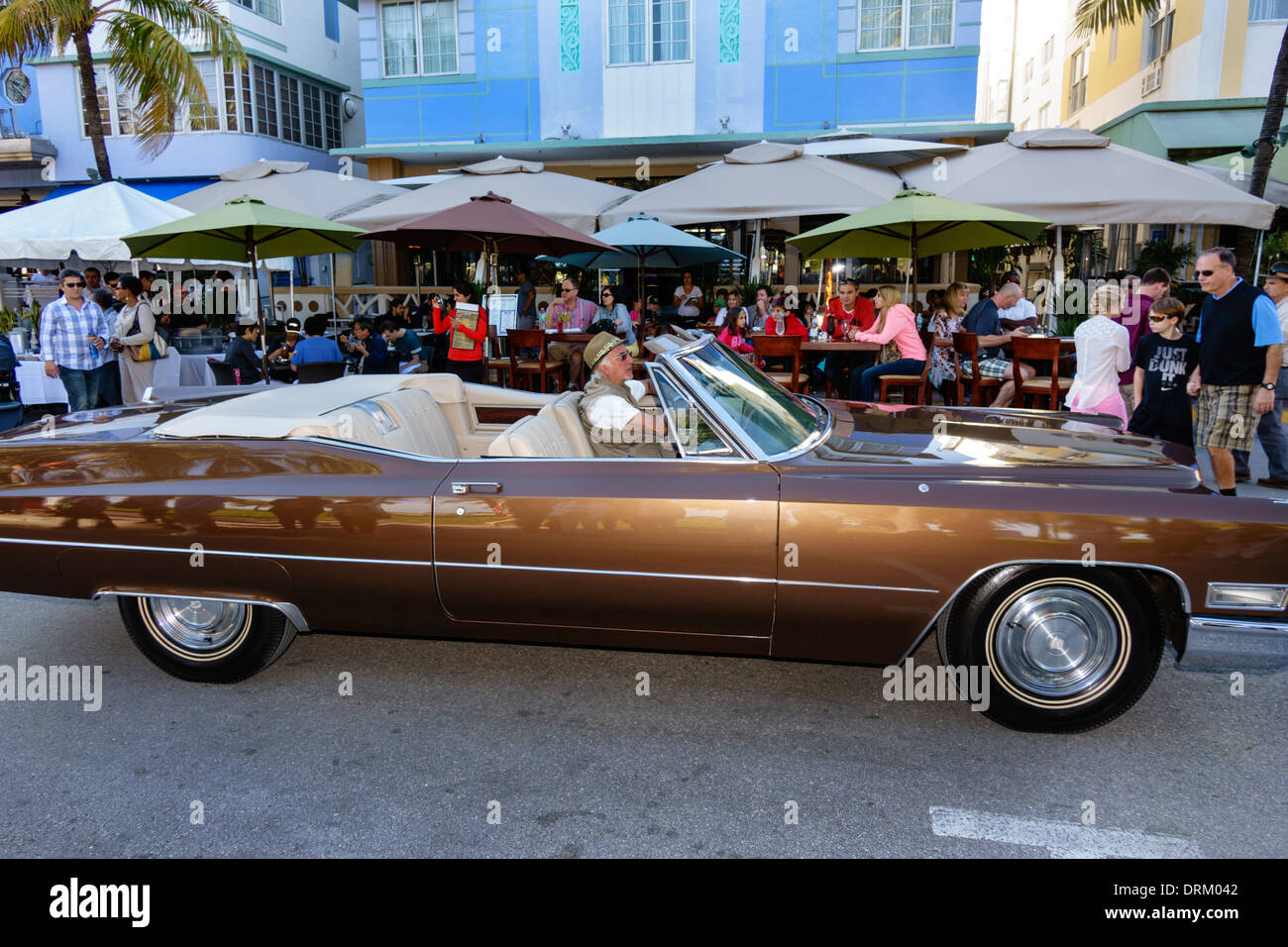 Miami Beach Florida, Ocean Drive, Art Deco Weekend, festival, fiera di strada, Cadillac, auto, convertibile, classico, ristorante ristoranti cibo ristoranti caffè, a Foto Stock