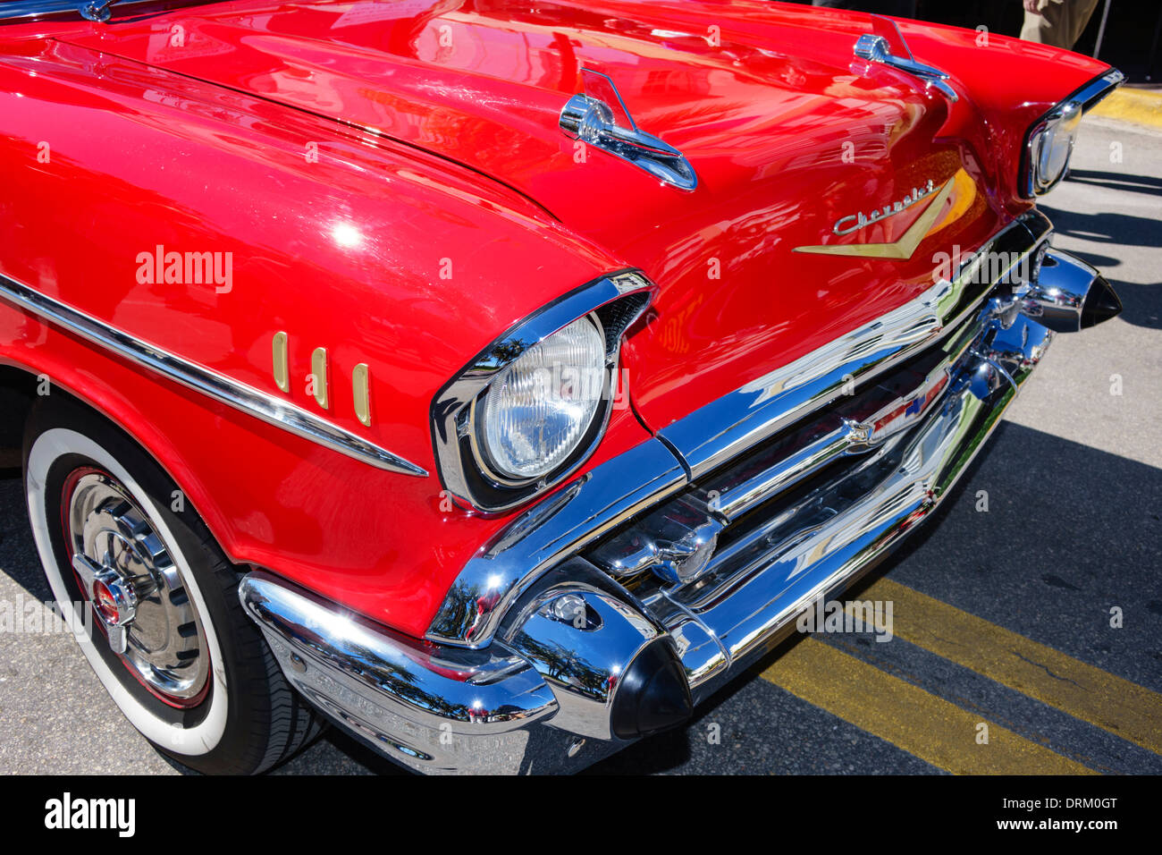 Miami Beach Florida, Ocean Drive, Art Deco Weekend, festival, fiera di strada, mostra di automobili d'epoca classica, 1957 Chevy Chevrolet Bel Air, rosso, fronte, bumpe Foto Stock