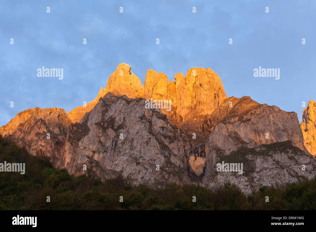 Spagna Cantabria, Parco Nazionale Picos de Europa, montagna del massiccio Pena Remona nella luce della sera Foto Stock