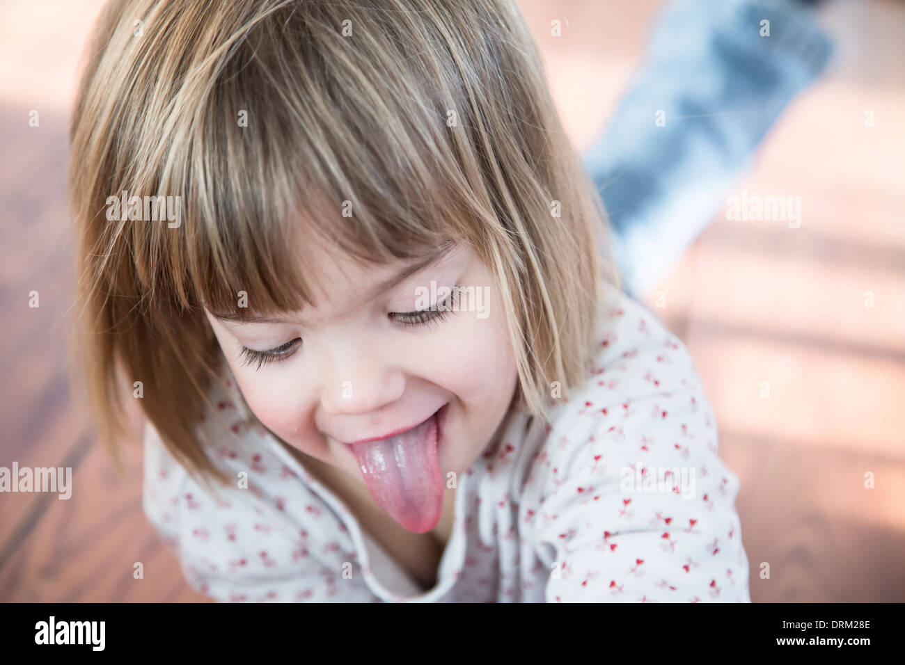 Ritratto di bambina con linguetta distesa Foto Stock