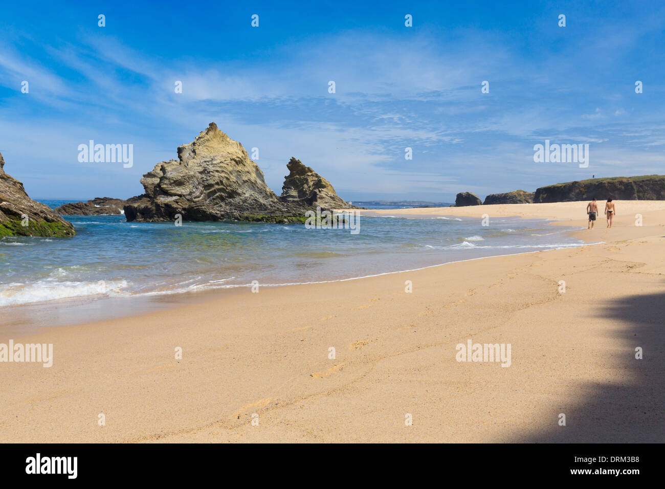Il Portogallo, giovane camminando lungo Praia da Samoqueira Foto Stock