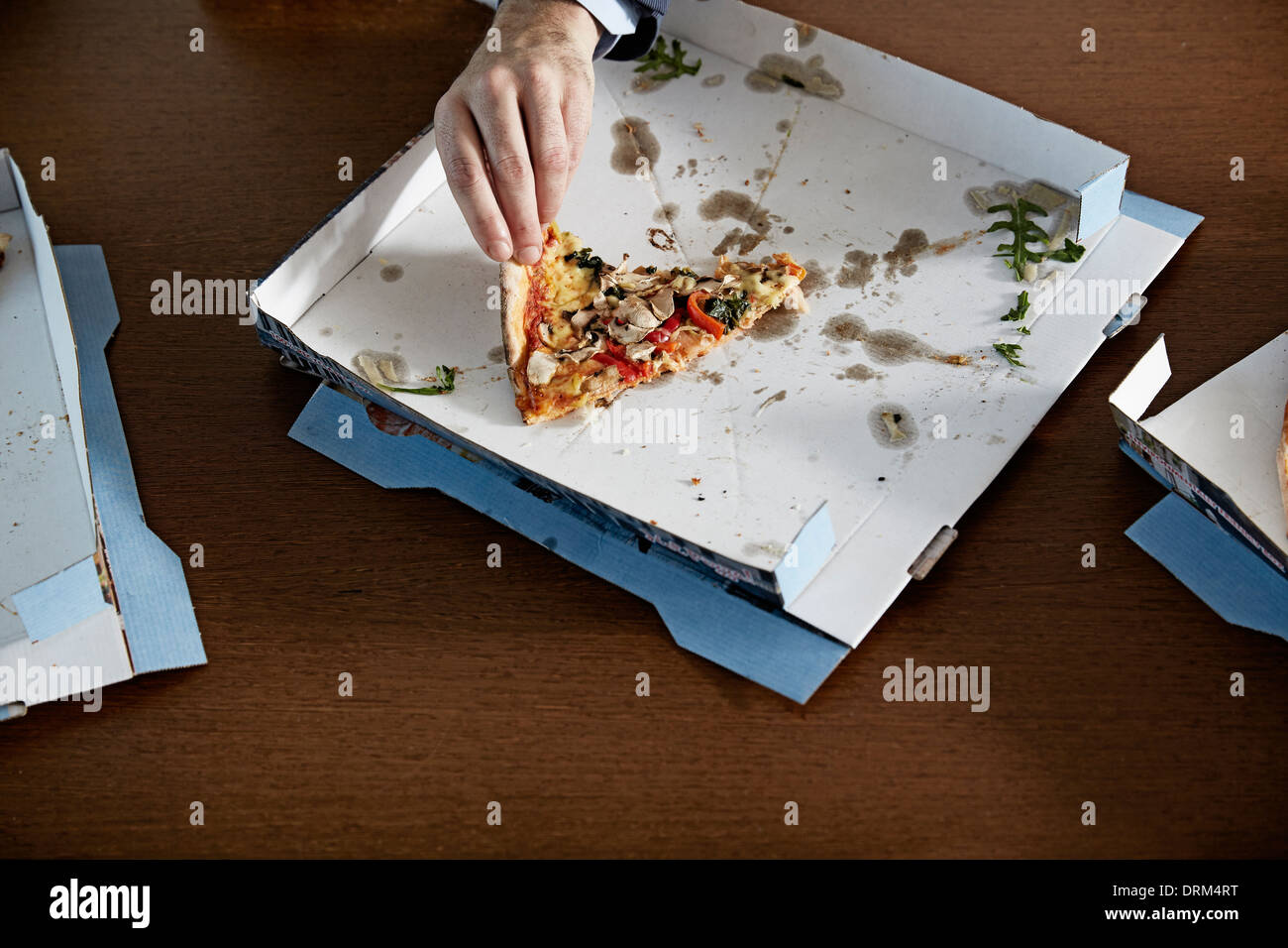 Germnay, Neuss, mano prendendo pezzi di pizza Foto Stock