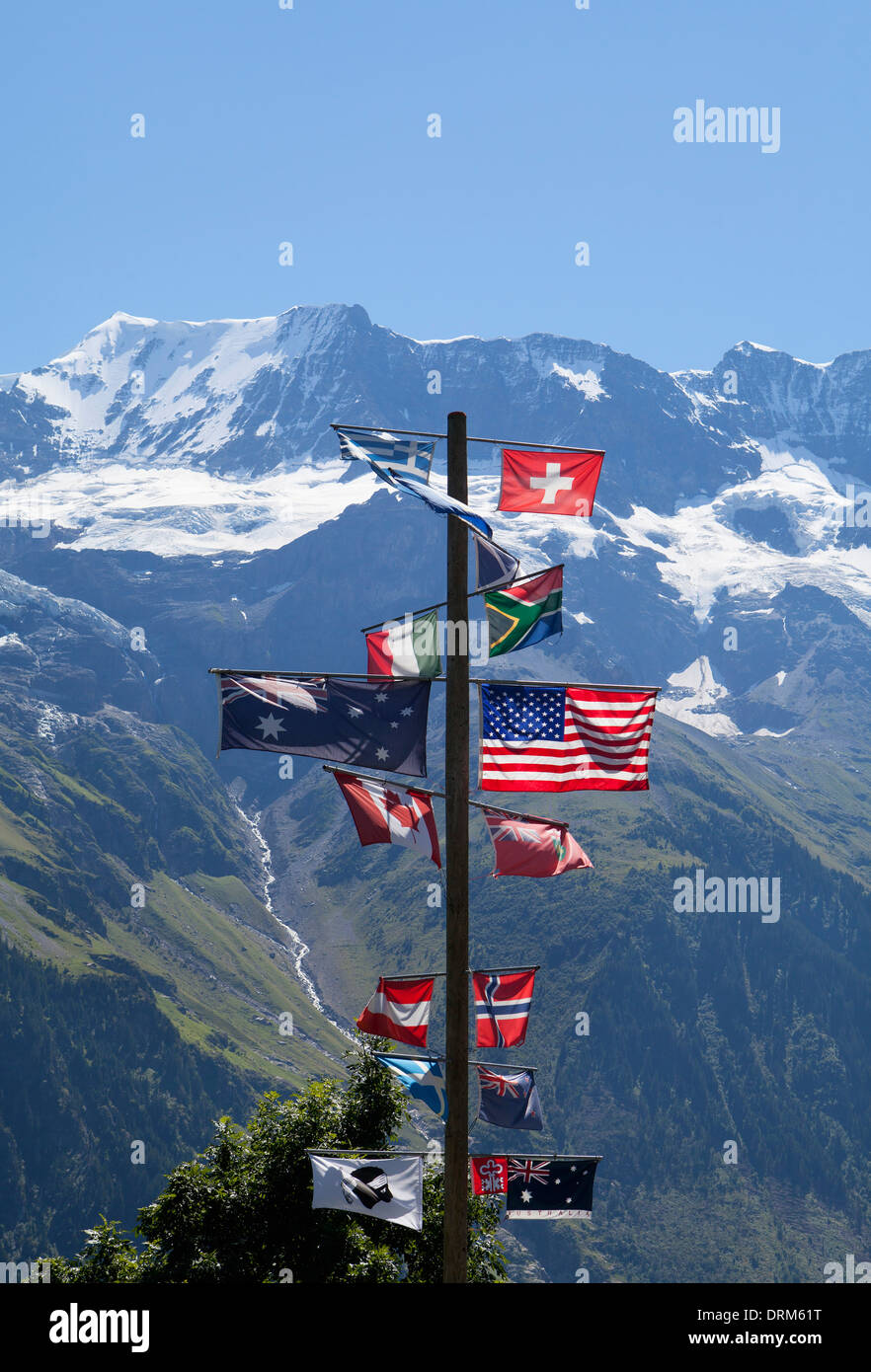 La Svizzera, Grimmelwald, Inernational bandiera polo a Jungfrau-Aletsch-Bietschhorn nature heritage site Foto Stock