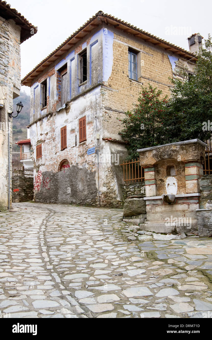 Un vicolo di ghiaia nel vecchio villaggio storico di Ampelakia, Larissa, Grecia Foto Stock