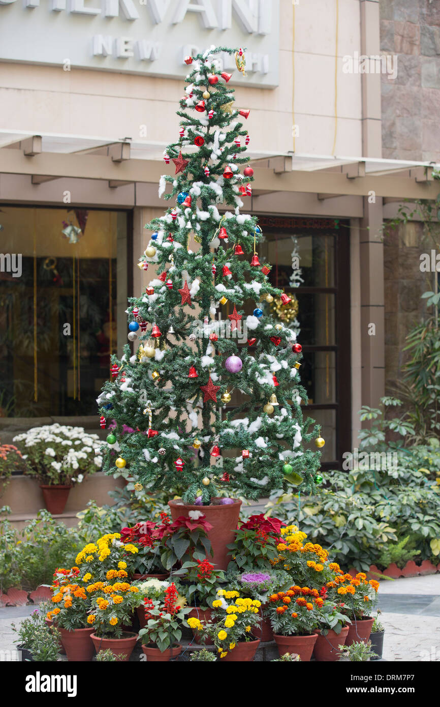 Un albero di Natale al di fuori di un hotel in Delhi, India. Foto Stock