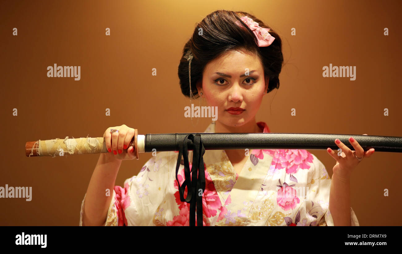 Geisha giapponese con la spada Foto Stock