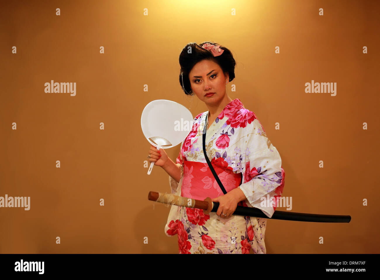 Geisha giapponese con la spada Foto Stock