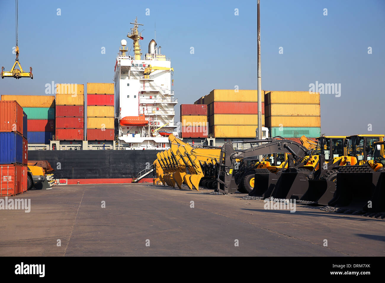 Il trasporto merci nave ormeggiata in porto Foto Stock