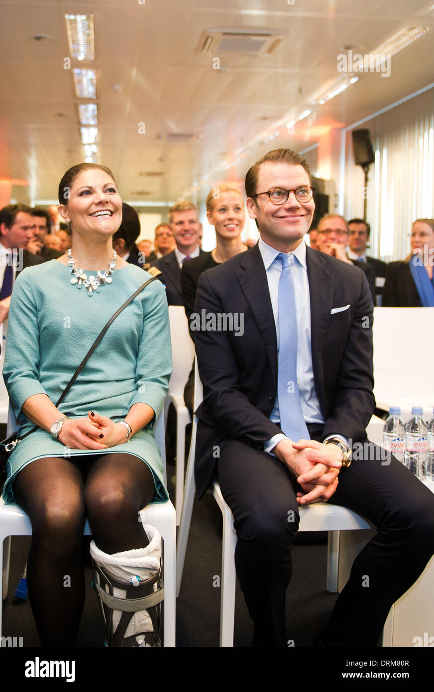 Duesseldorf, Germania. 29 gen 2014. Duesseldorf, Germania. Il 29 gennaio 2014. In Svezia il Crown Princess Victoria, ferito durante un incidente di sci e Prince Daniel durante la loro visita alla sede Ericsson a Duesseldorf in Germania, 29 gennaio 2014. La svedese royals sono su una due giorni di visita in Germania. Foto: JAN-PHILIPP STROBEL/dpa/Alamy Live News/dpa/Alamy Live News Foto Stock