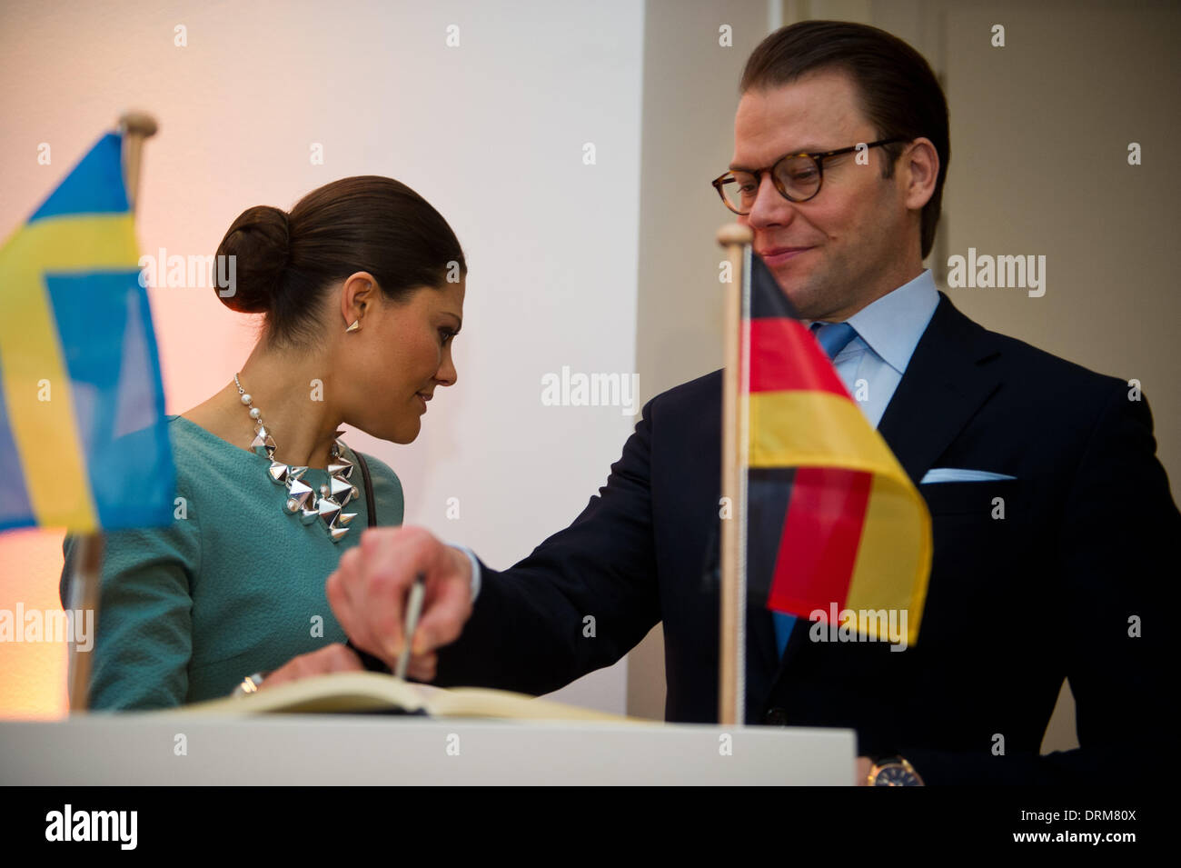 Duesseldorf, Germania. 29 gen 2014. Duesseldorf, Germania. Il 29 gennaio 2014. La Svezia e la principessa ereditaria Victoria e Prince Daniel firmare il libro degli ospiti alla sede Ericsson a Duesseldorf in Germania, 29 gennaio 2014. La svedese royals sono su una due giorni di visita in Germania. Foto: JAN-PHILIPP STROBEL/dpa/Alamy Live News/dpa/Alamy Live News Foto Stock