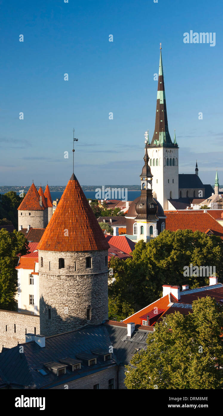 Le torri della Città Vecchia di Tallinn, Estonia in estate Foto Stock