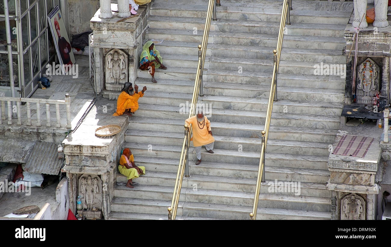 UDAIPUR, INDIA - aprile, 2013: la gente seduta sulle scale Foto Stock