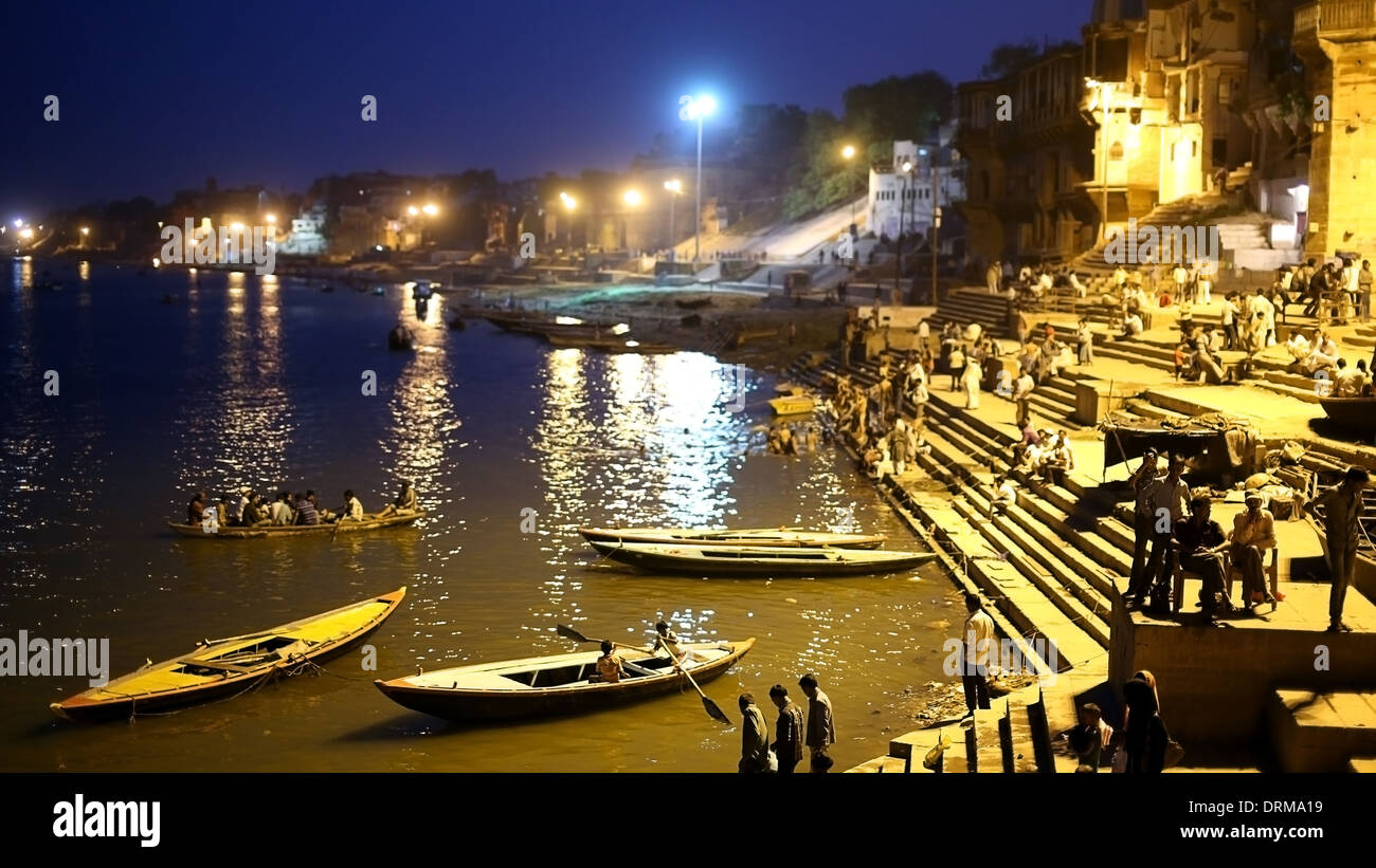 VARANASI, INDIA - Maggio 2013: scena quotidiana dal fiume Gange Foto Stock