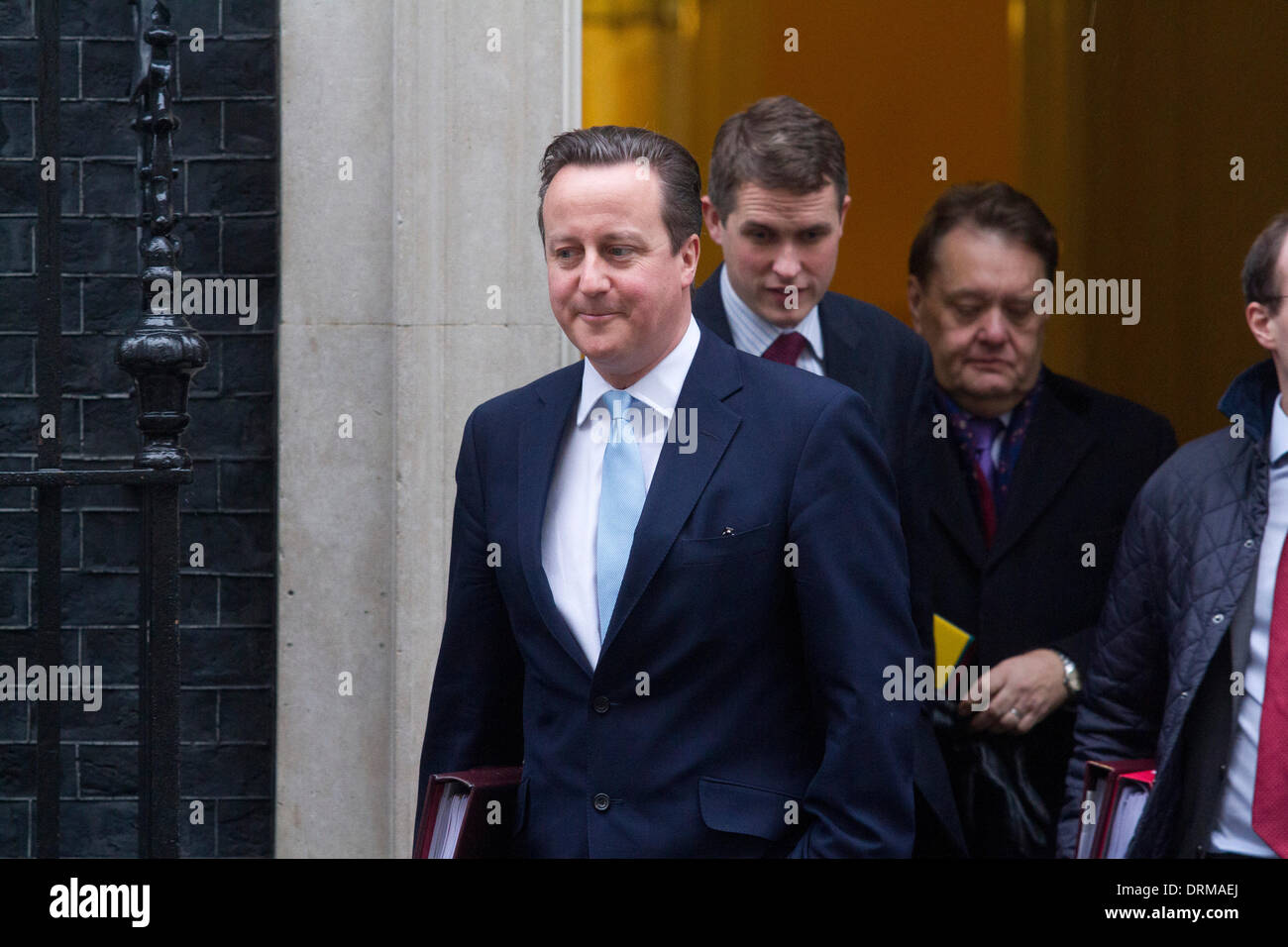 Westminster London, Regno Unito. Il 29 gennaio 2014. Primo Ministro britannico David Cameron lascia la sua residenza di Downing Street davanti a Gavin Williamson per frequentare il settimanale (PMQ)Il primo ministro di domande prima che il Parlamento alla Camera dei Comuni di Westminster Credito: amer ghazzal/Alamy Live News Foto Stock