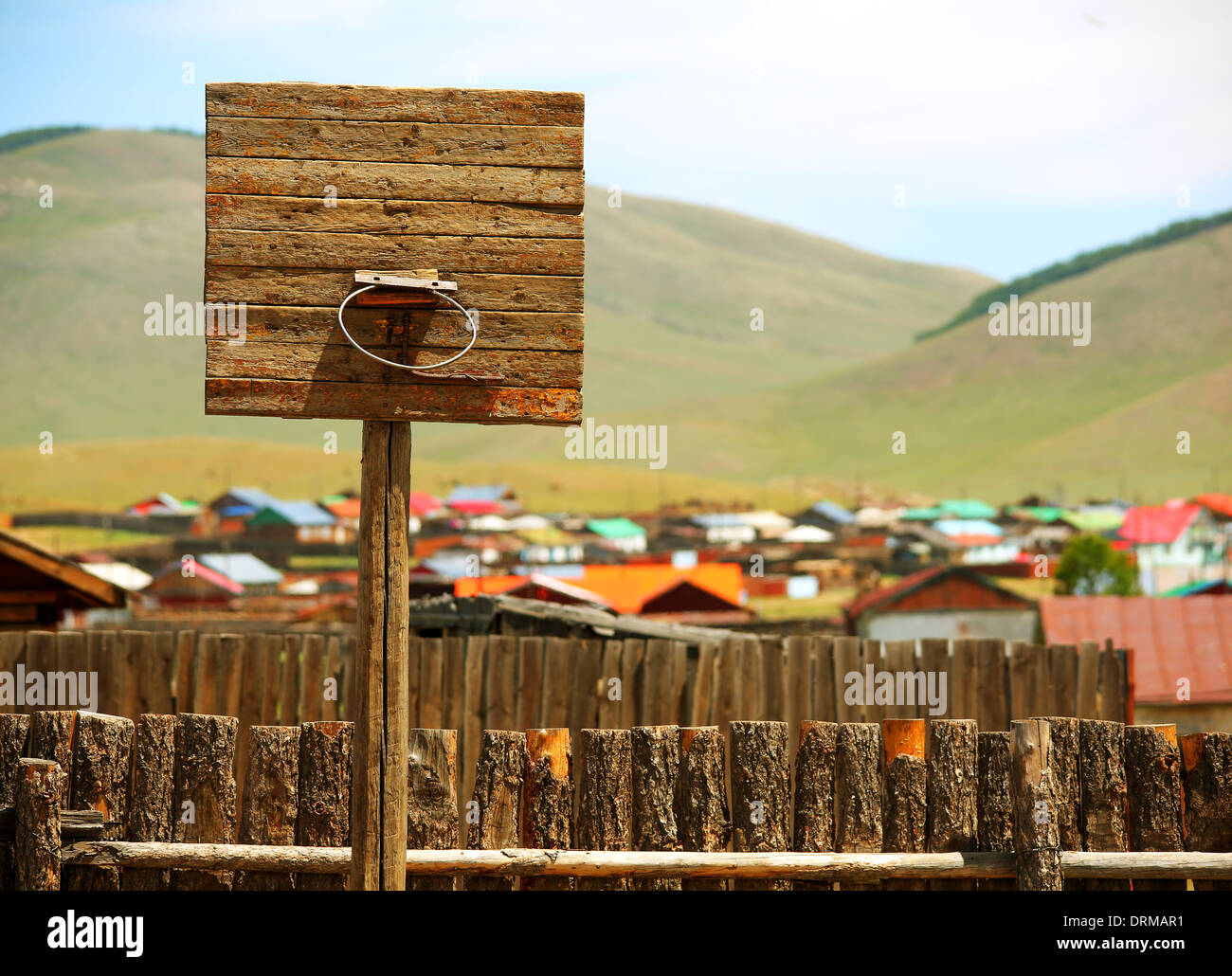 Basket accanto a yurt, Mongolia Foto Stock