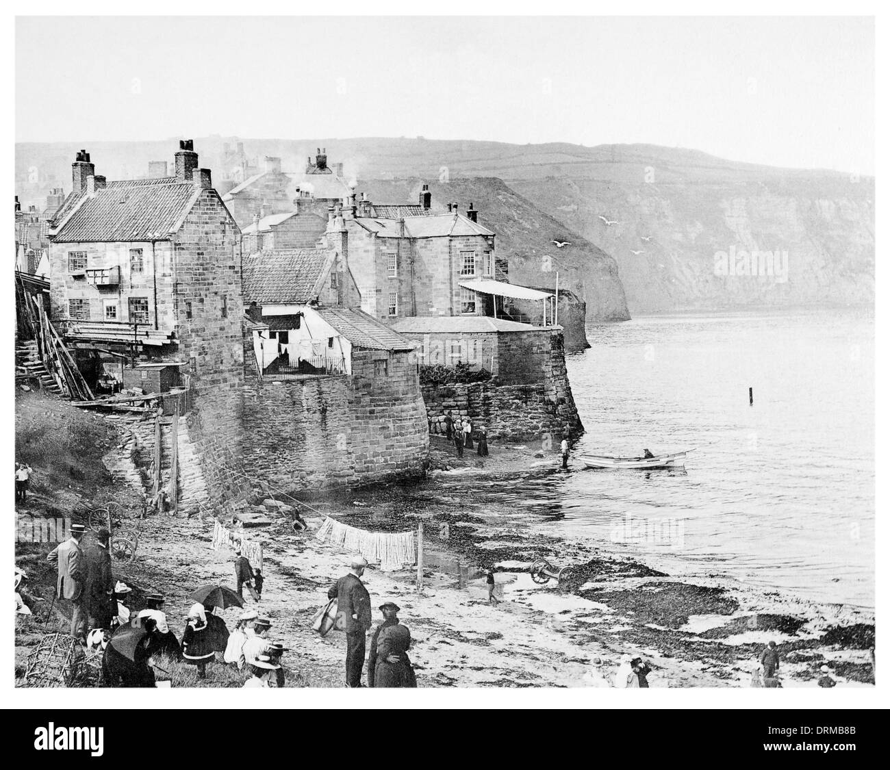 Spiaggia e mare Robin Hood's Bay Yorkshire Inghilterra fotografato circa 1910 Foto Stock