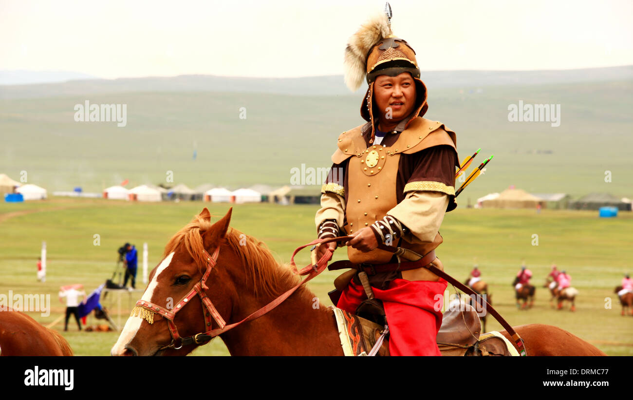 ULAANBAATAR, IN MONGOLIA - Luglio 2013: Naadam Festival cavallo Equipaggio di tiro con l'arco Foto Stock