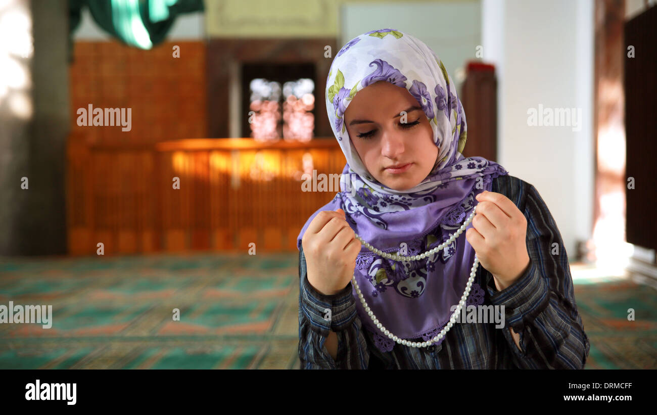 Ragazzina musulmana pregando Foto Stock
