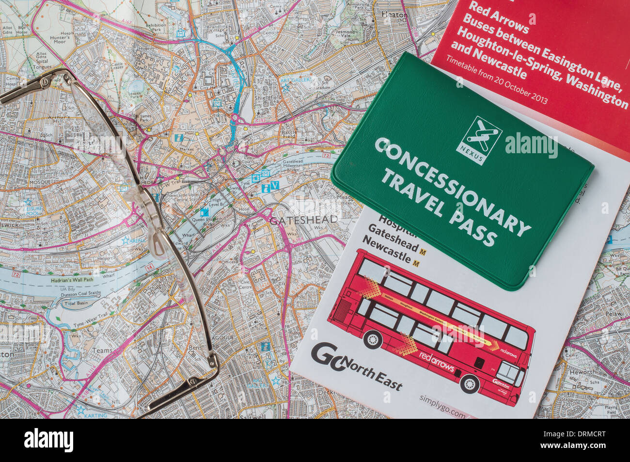 Titolare di pensione o di rendita pianificazione viaggio a città usando la mappa, bicchieri, orari dei bus e concessionari di viaggio o di autobus passano concetto England Regno Unito Foto Stock