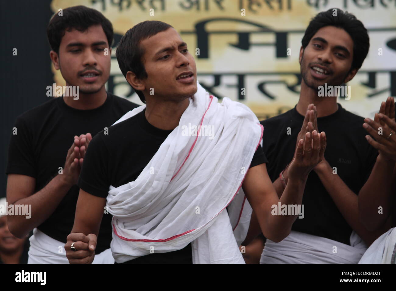 Gandhi, Maidan Patna, Bihar, in India, 29 gennaio 2014. Gli artisti appartengono a Bharatiya Jananatya Sanghya eseguire dramma "Mahatma Gandhi ko Chithhi paunche" (Lettera al Mahatma Gandhi) in fase di apertura di mercoledì pomeriggio, un giorno prima che l'occasione del 67° anniversario della morte del Mahatma Gandhi, il 30 gennaio 2014. Il gioco ha toccato il ruolo di Nathuram Godse nella morte di Gandhi. Vari di tali programmi sarà eseguito in tutto Bihar durante questi due giorni per commemorare Gandhi. Credito: Rupa Ghosh/Alamy Live News. Foto Stock