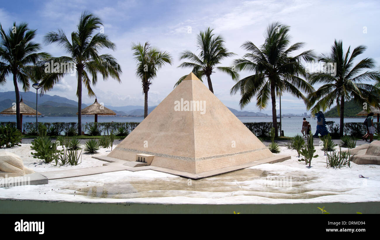 Piramide e palme Nha Trang Vietnam del Sud-est asiatico Foto Stock
