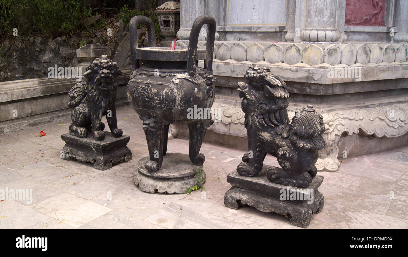 Tempio calderone e leoni Hoi An Vietnam del Sud-est asiatico Foto Stock