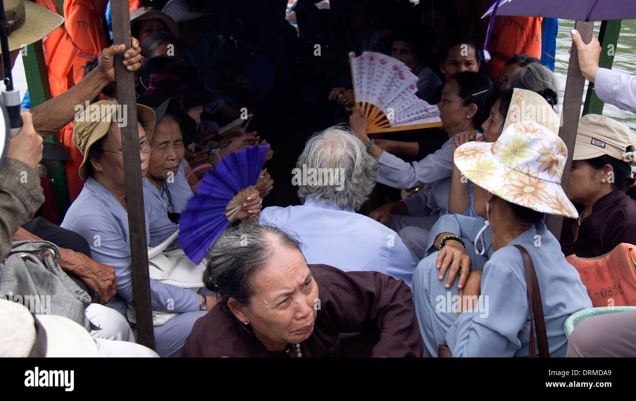 Affollata la gente del posto barca Hue Vietnam del Sud-est asiatico Foto Stock
