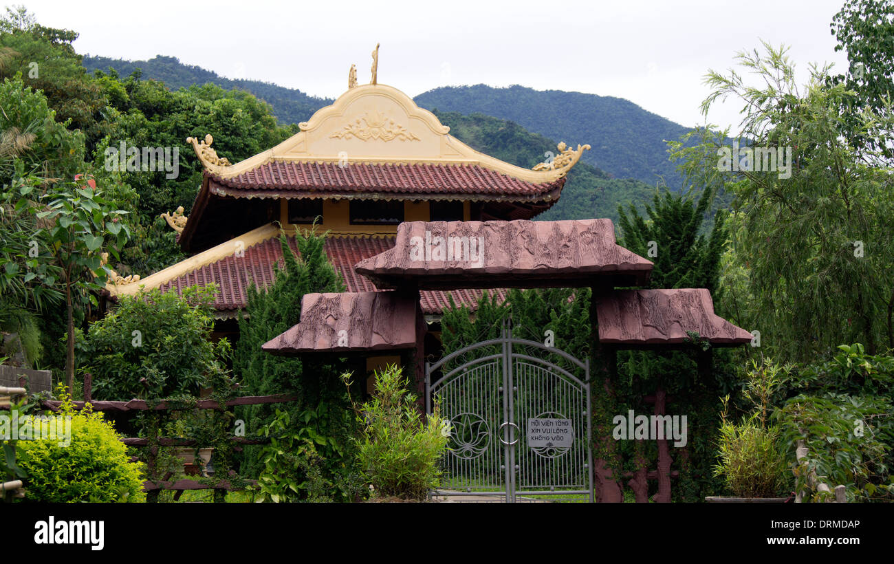 Tetti tempio ornato Hue Vietnam del Sud-est asiatico Foto Stock