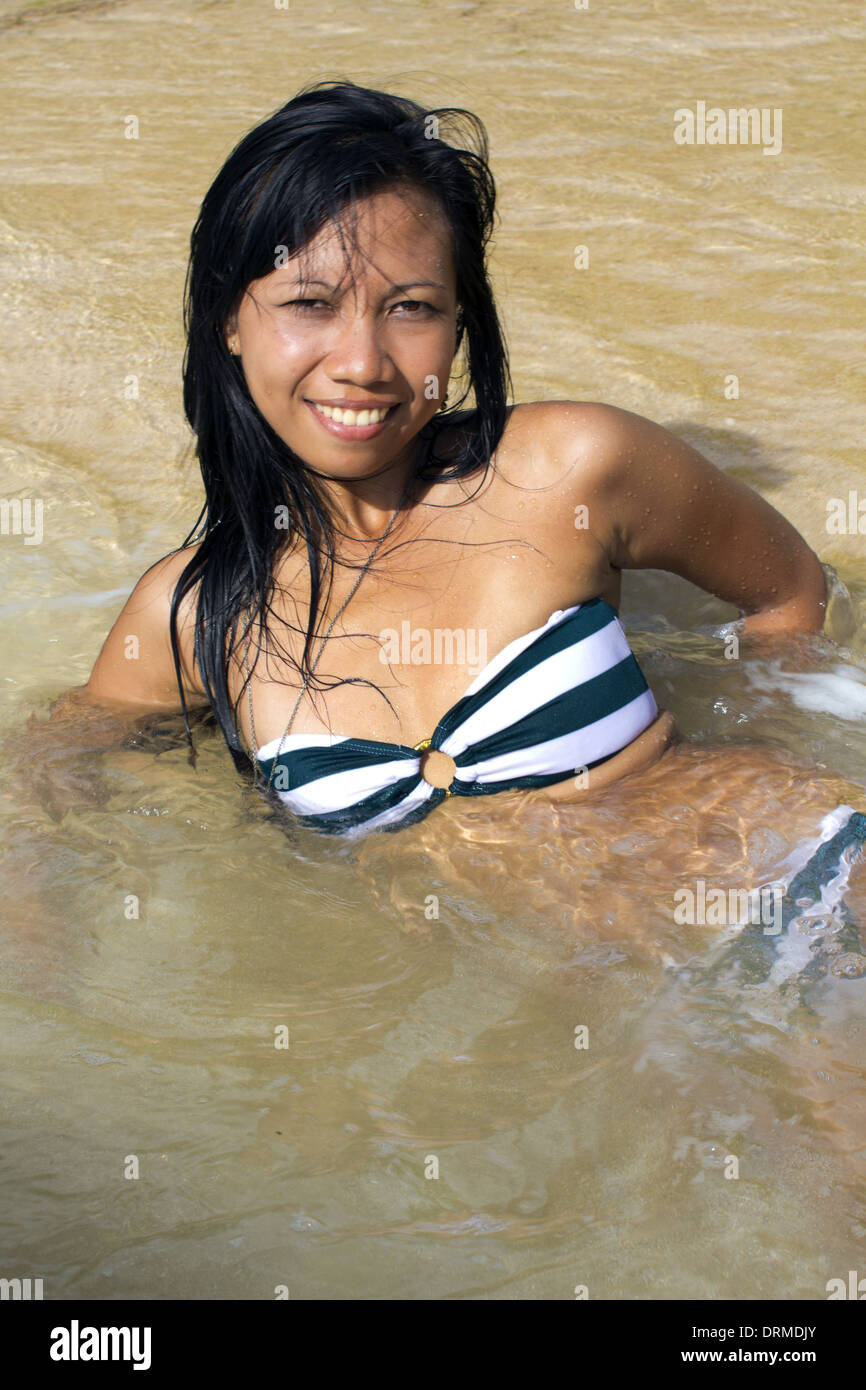 Sexy ragazza asiatica a esotica spiaggia gode con sole mare Foto Stock