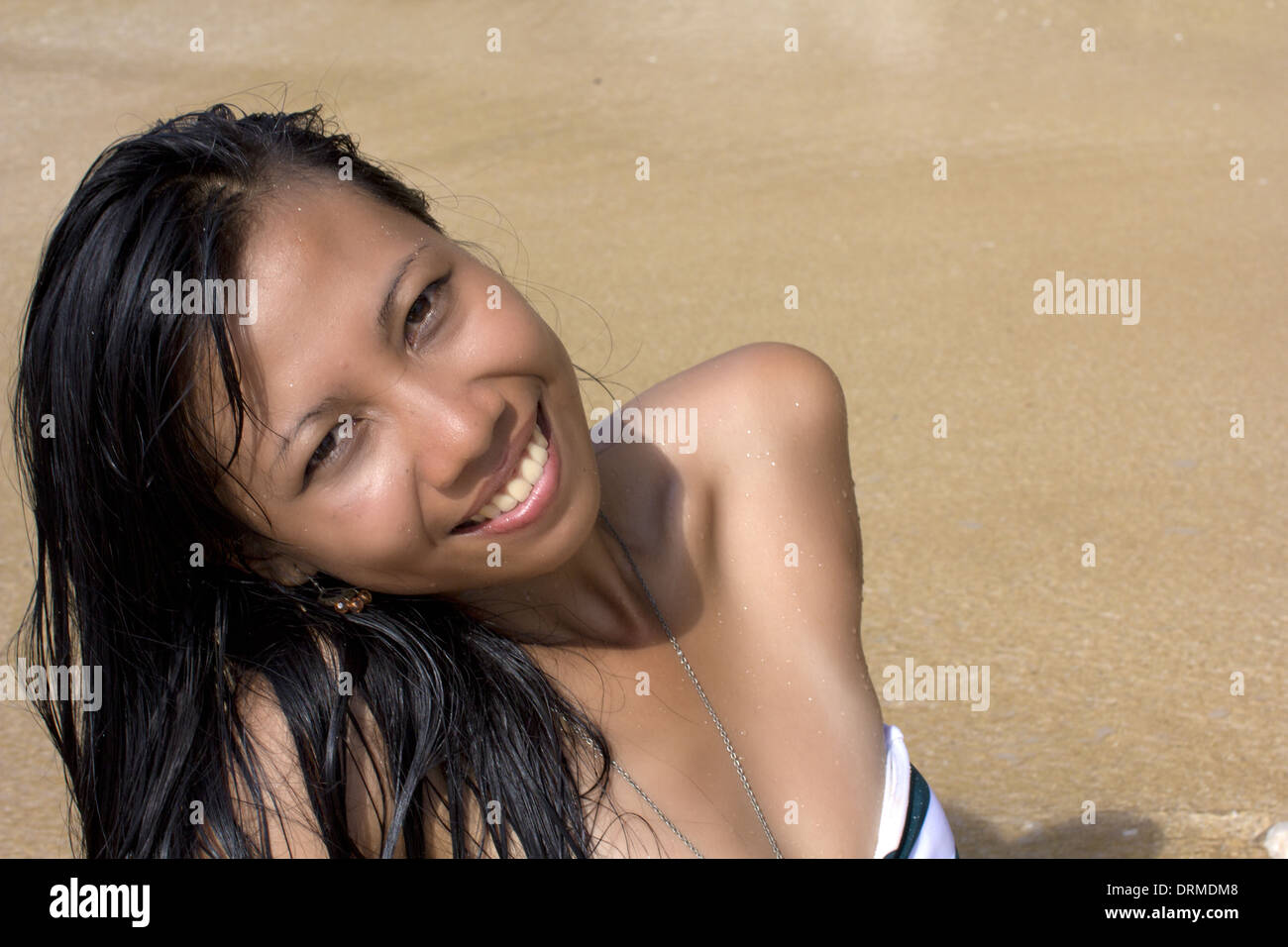 Sexy ragazza asiatica a esotica spiaggia gode con sole mare Foto Stock