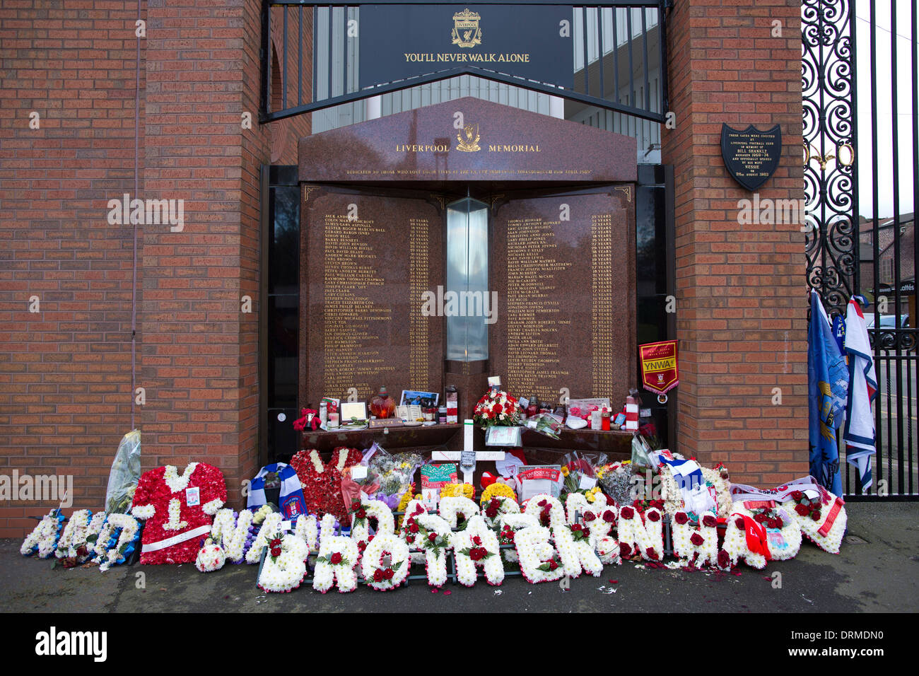 Accanto al Shankly cancelli ad Anfield si erge il monumento di pietra per i tifosi del Liverpool ucciso a Hillsborough in 1989. Foto Stock