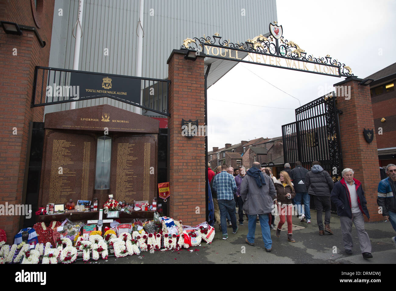 Accanto al Shankly cancelli ad Anfield si erge il monumento di pietra per i tifosi del Liverpool ucciso a Hillsborough in 1989. Foto Stock