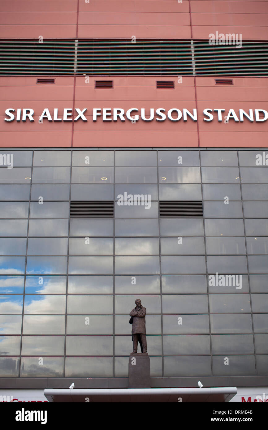 Il sir Alex Ferguson Stand e statua, Stadio di calcio Old Trafford, Manchester United Football Club, REGNO UNITO Foto Stock