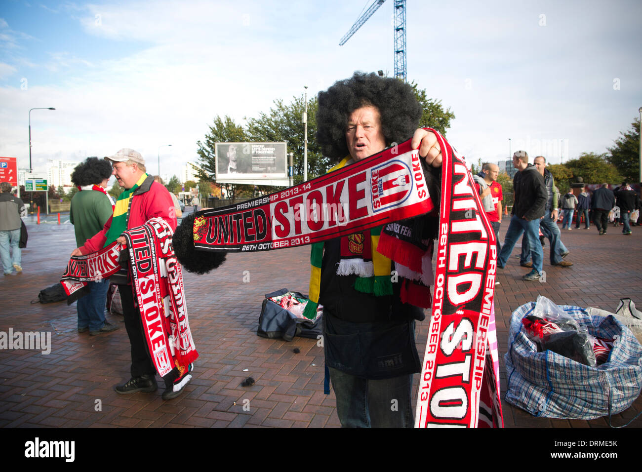 Uomo materiale promozionale di vendita al di fuori di Old Trafford Football Stadium, Stretford, casa del Manchester United Football Club, England Regno Unito Foto Stock