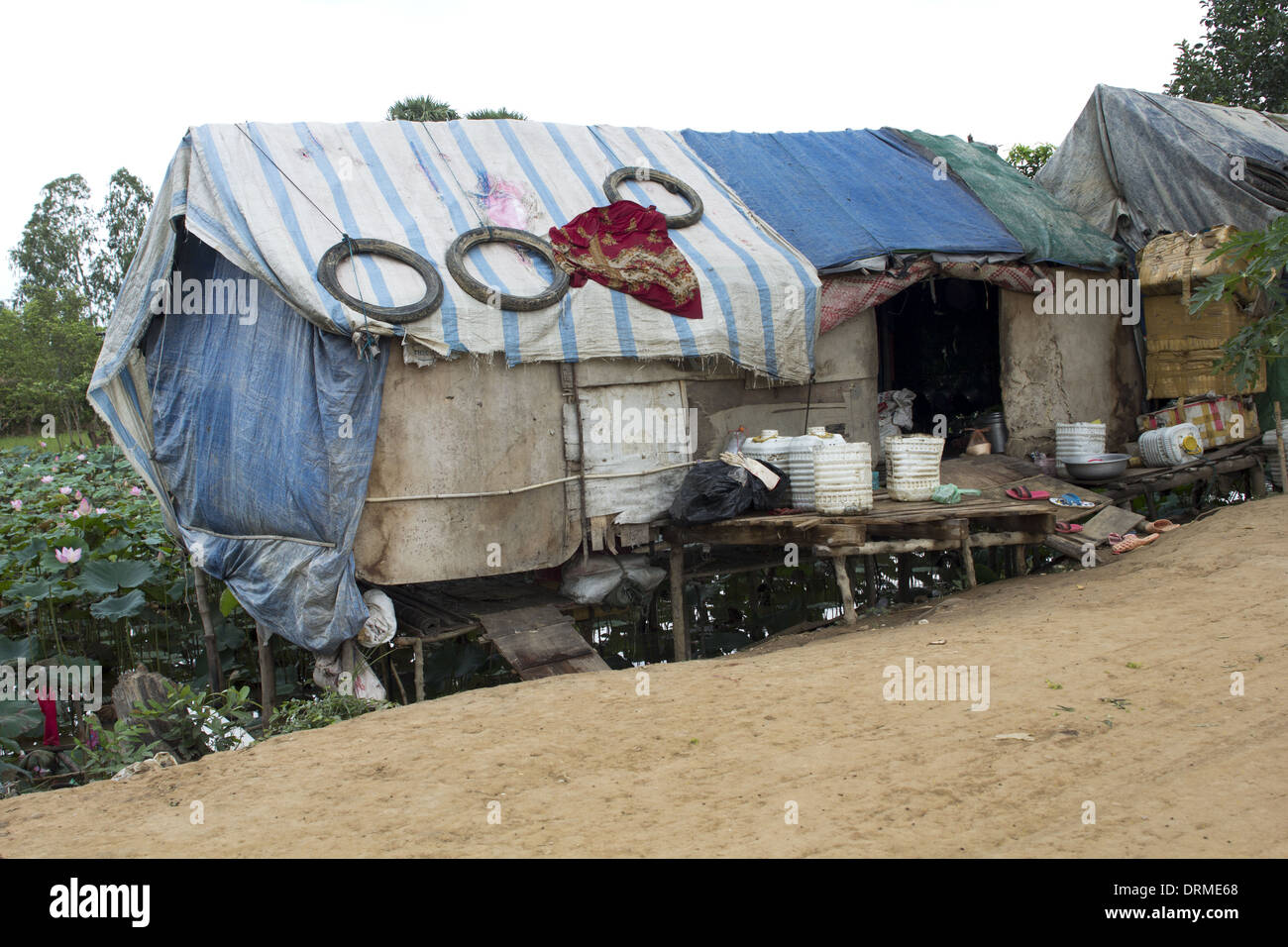 Molto poveri slum house, 11 persone vivono in essa Foto Stock