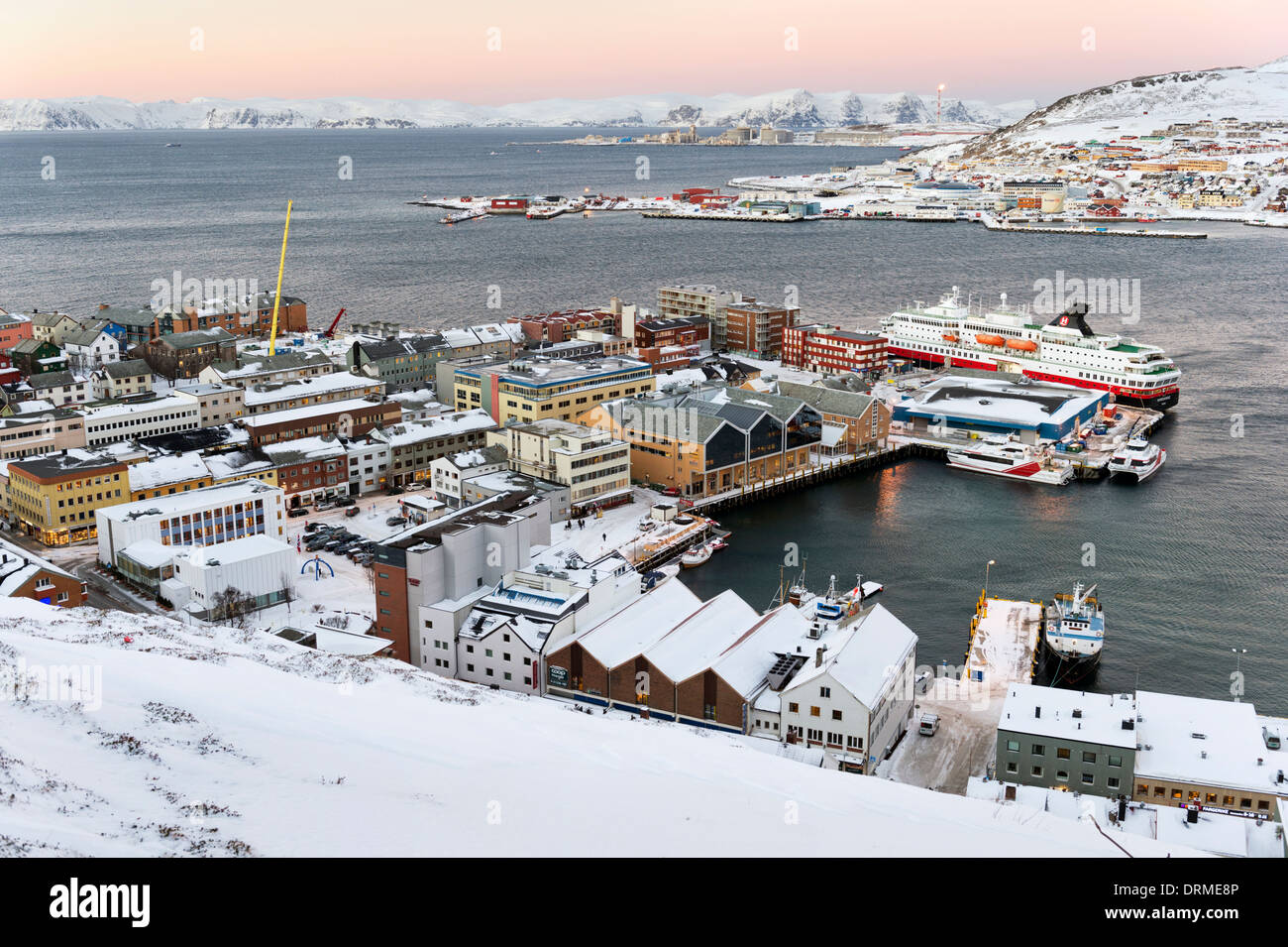 Hammerfest, Norvegia, la città più settentrionale del mondo con la nave di crociera Nordnorge nel porto e a gas naturale in pianta la distanza Foto Stock