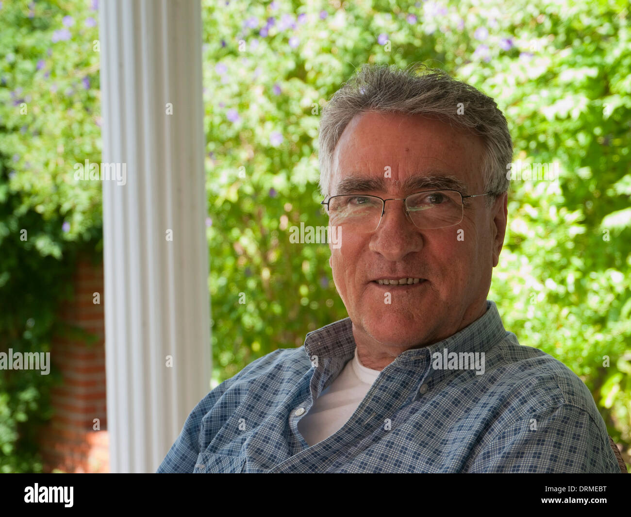 Il vecchio uomo sorridente, al momento del pensionamento home - Adulti - Salute - Pensionamento Foto Stock