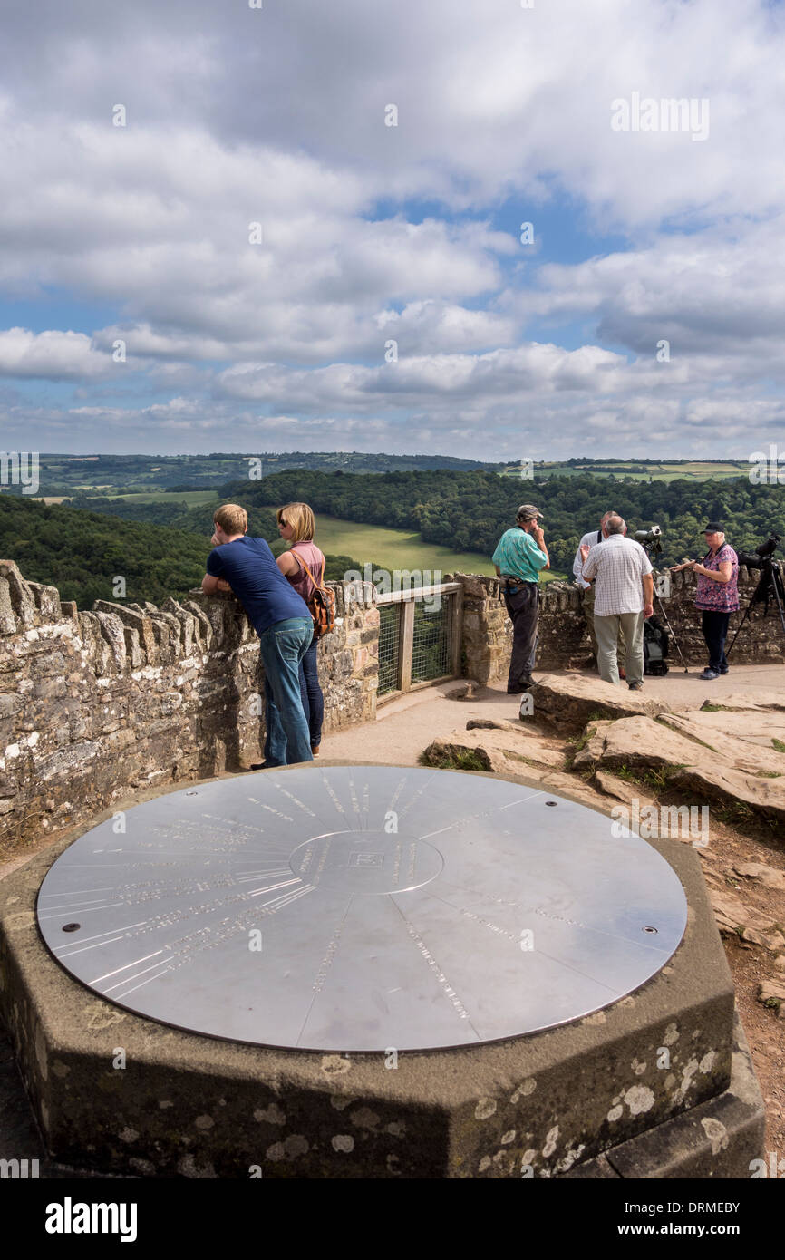 Le persone che si godono la vista dalla Symonds Yat Rock, Gloucestershire, Regno Unito Foto Stock