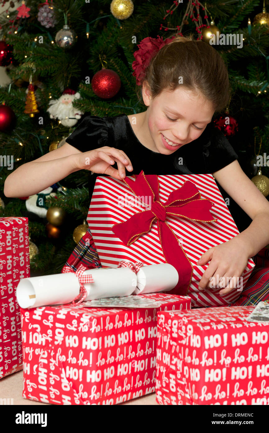 Ragazza di aprire i regali di Natale Foto stock - Alamy