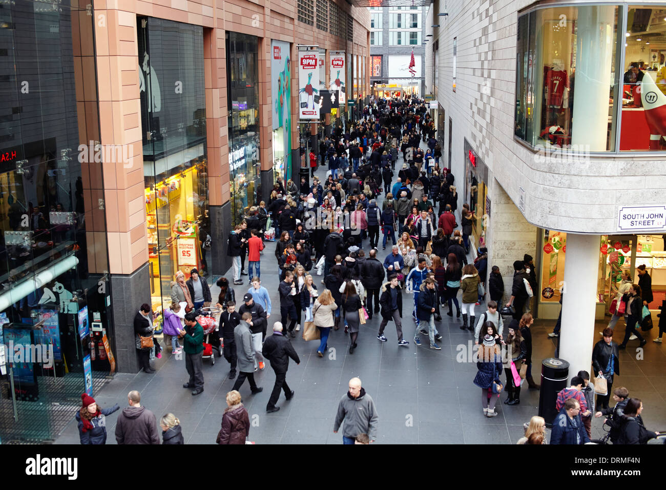 La folla di acquirenti nel centro commerciale Liverpool One Foto Stock