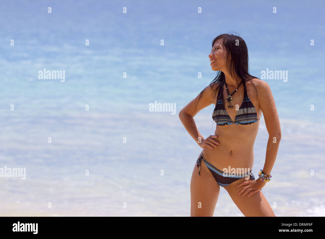 Sexy ragazza asiatica in spiaggia esotica Foto Stock